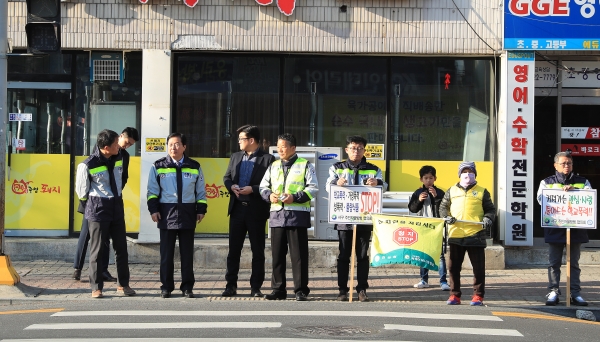 4일 오전 변동초 앞에서 학교폭력 예방 캠페인을 하고 있는 장면