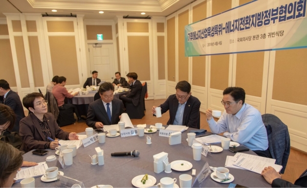 4일 국회에서 열린 기후에너지산업육성특위-에너지전환지방정부협의회 간담회 모습 원탁 앞줄 왼쪽부터 박정현 대덕구청장, 김홍장 당진시장, 신창현 의원, 우원식 의원