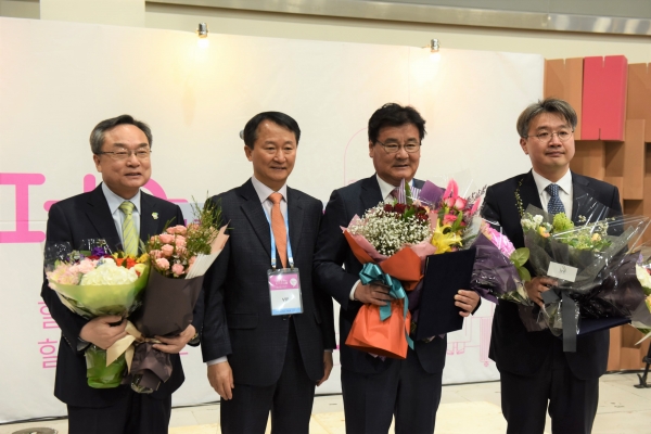 윤영균(맨 좌측) 한국산림복지진흥원장이 4일 서울 양재 aT센터에서 열린 ‘힐링페어 2019’에서 황주홍 농림축산식품해양수산위원회 위원장으로부터 힐링공로상을 수상