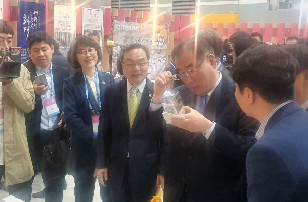 이개호 장관, 진흥원 홍보부스 관람