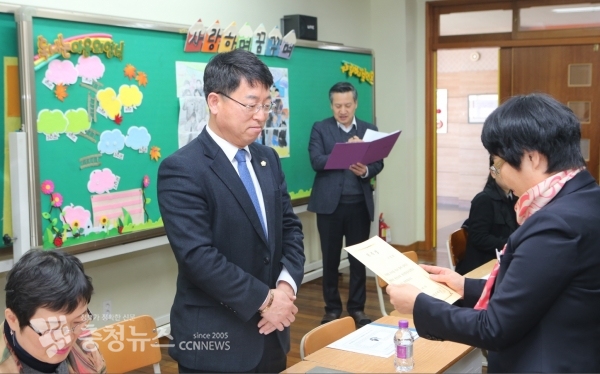 위촉장을 받고 있는 천안시의회 이종담 의원 / 충청뉴스 최형순 기자