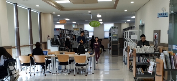 세종시평생교육학습관 열람실에서 시민들이 독서에 열중하고 있는 장면