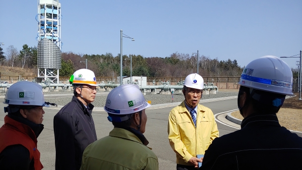 고영태 사장이 현장 상황에 대한 설명을 듣고 있는 모습