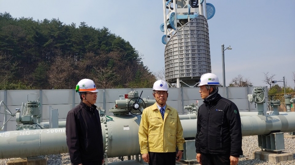 가스시설 안전점검을 하며 설명을 듣는 모습