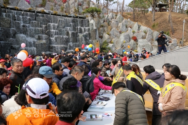 예당호 방문객들 농지연금 등 농지은행사업 홍보 큰 호응 / 충청뉴스 최형순 기자