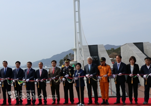 김종필 한국농어촌공사 충남지역본부장 우측에서 3번째 테이프 커팅