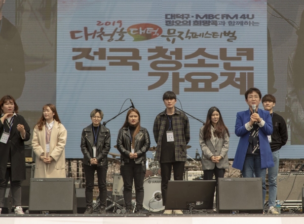 전국청소년가요제 참가자들과 박정현 대덕구청장