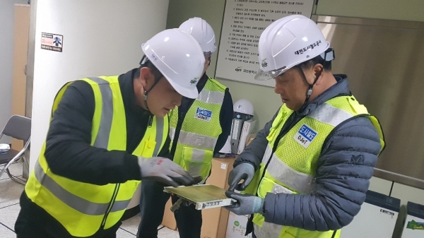 도시철도공사 김인술 기술이사가 신호전환기 신호케이블 연결 기판을 점검하고 있다.