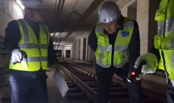 공사는 지난 5일 국가안전대진단 심야 안전점검을 실시하고 봄철 안전사고 예방에 총력을     기울이기로 했다.(가운데 김인술 기술이사)