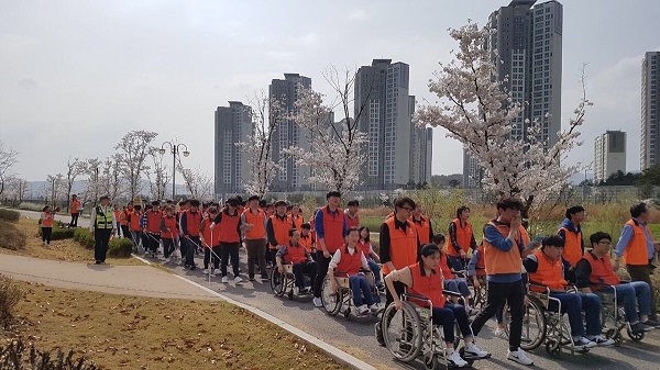 지난해 열린 ‘장애체험의 장’에서 학생들이 휠체어를 타고, 안대를 쓰는 등 몸소 체험하며 가두행진을 하고 있다.