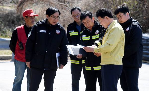 산불방지 현장점검 중인 박용갑 청장
