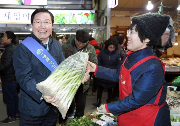 지난 1월 전통시장 살리기 장보기를 하는 장종태 서구청장