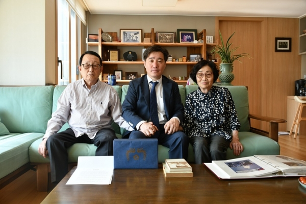 대전지방보훈청, 임시정부 수립일 계기 위문/.좌측부터 엄항섭, 연미당 선생의 자 엄기남님, 이남일 대전지방보훈청장, 엄기남님 배우자 최화자님