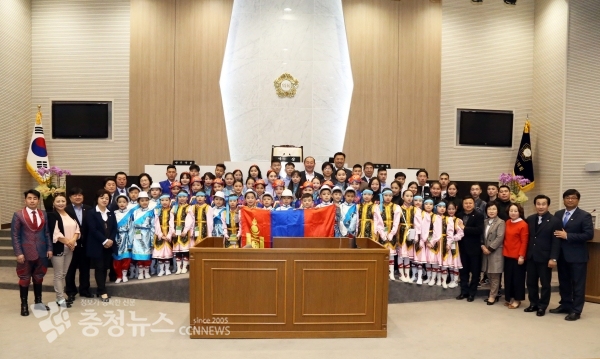 몽골 울란바토르 학생방문단 80여 명이 당진시의회 견학