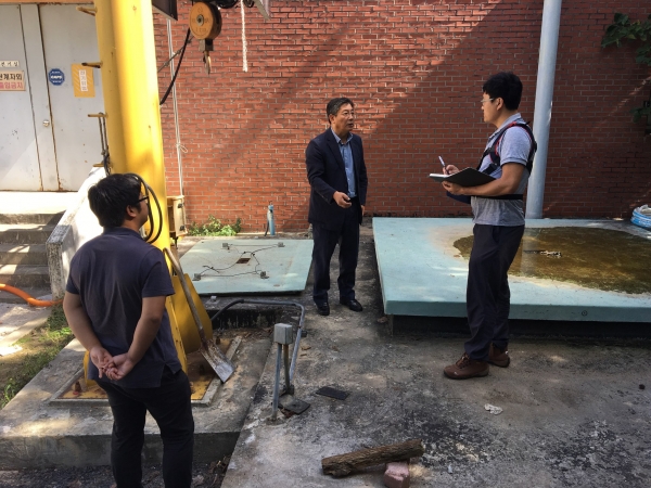 지난해 9월 구 관계자와 대전광역시 시설관리공단 관계자가 유성구에 위치한 펌프장에서 악취 발생 원인을 찾기 위해 오수 중계펌프 시설 점검