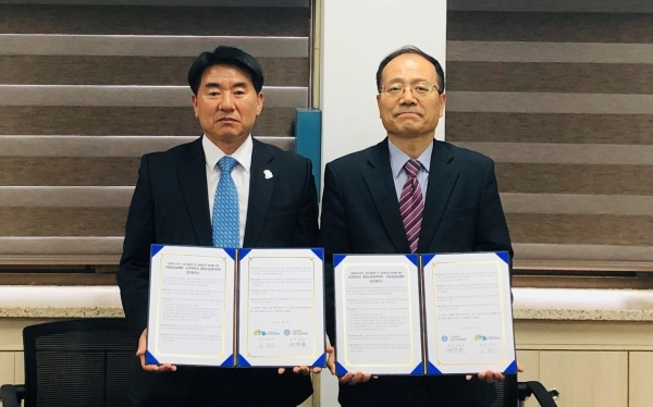 김종연(좌측) 국립장성숲체원장이 9일 순천대학교에서 열린 '청년들의 산림분야 일자리 정보 제공을 위한 업무협약식'에서 배창휴 순천대 생명산업과학대학장과 기념촬영
