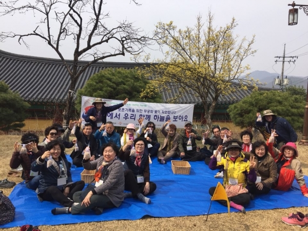보훈 가족들이 최근 천안 유관순열사기념관에서 열린 '무궁화꽃이피었습니다' 숲체험프로그램에 참가 기념촬영