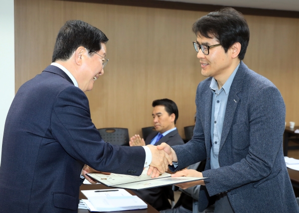 공약이행평가단 위촉장 수여