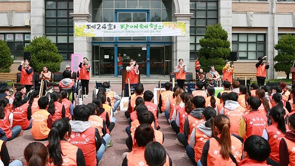 1일 열린 장애체험의 장 거리캠페인 발대식에서 참여 학생들이 가두행진 전 수어(手語)동아리의 '손 말 공연'을 관람하고 있다.