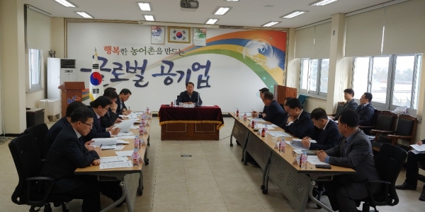 김종필 본부장이 지사장들과 농업용수 공급관련 점검회의를 하고 있다