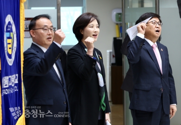 좌로부터 윤재국 교장, 유은혜 교육부장관, 최교진 세종시교육감 '일본 역사 왜곡 규탄 및 시정 촉구 대회'에 참여.