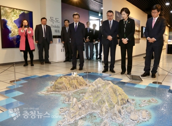 유은혜 교육부장관, 최교진 세종시교육감이 세종독도전시관을 찾아 관계자로부터 설명을 듣고 있다.