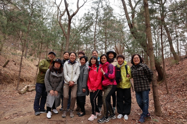 이혜영(앞줄 좌측 두 번째) 한국산림복지진흥원 유아숲교육팀장이 12일 세종시 원수산 파랑새유아숲체험원에서 한국의 유아숲교육을 이해하고 경험을 전수받고자 방문한 중국생태교육연수단과 기념촬영