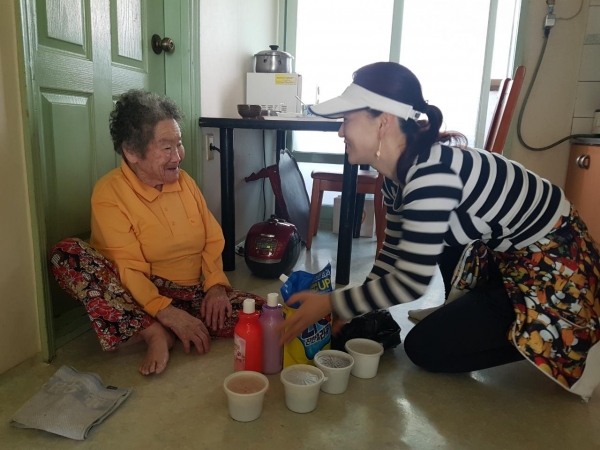 지난해 지역사회보장협의체 위원들이 독거어르신 결연사업(Happy Life)을 통해 홀로 거주하는 어르신을 찾아 생필품과 식료품 전달