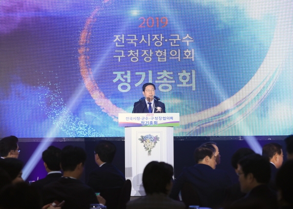 12일 대전 서구 오페라웨딩홀에서 열린 전국 시장‧군수‧구청장협의회 정기총회에서 장종태 서구청장이 환영사를 하고 있다