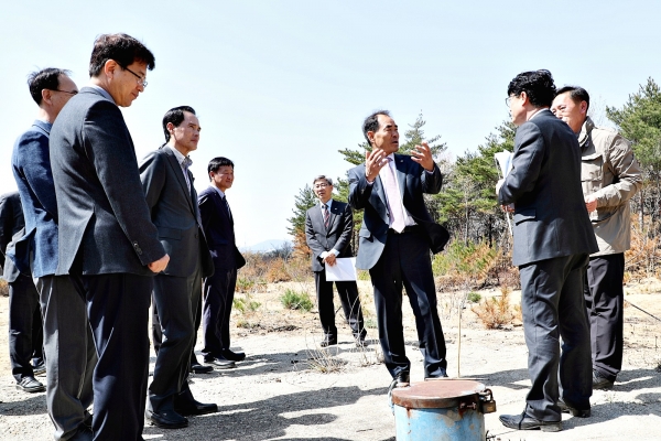 가뭄대비관련 물관리 현장 직원들과 대화를 나누고 있는 김인식 사장.