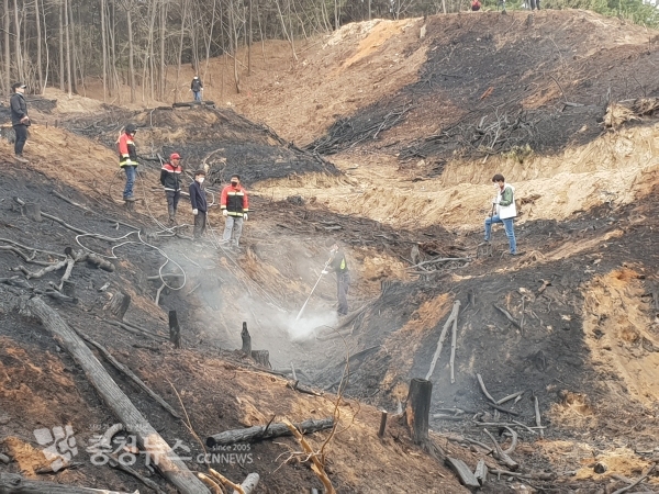 소방 당국이 잔불을 제거하고 있는 모습.