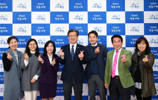 지난달 26일 구암평생학습센터에서 열린 ‘5060 청춘대학’ 개강식에서 정용래 유성구청장(가운데)이 청춘대학 강사들과 기념촬영