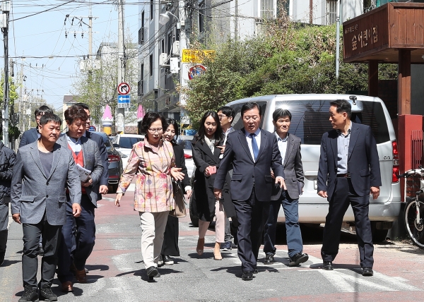 내동 동네마실에 나선 장종태 구청장