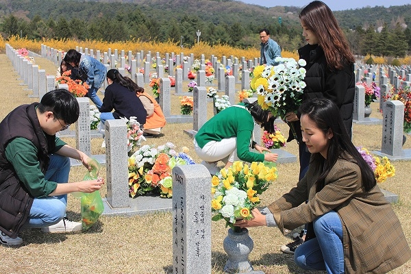 목원대 직원들이 사회봉사 주간을 맞아 국립 대전현충원을 방문, 화병 정리와 청소 등 주변 환경 정화활동을 펼치고 있다.