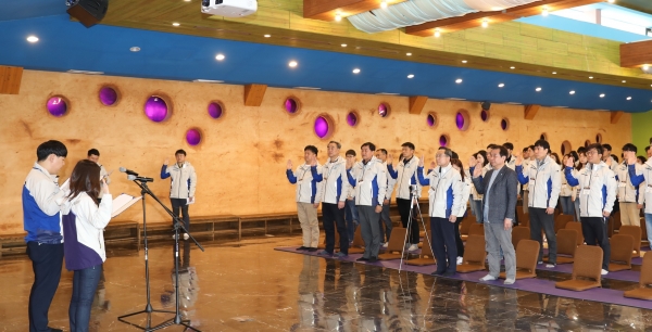 한국산림복지진흥원 청렴리더들이 18일 충북 충주시 노은면 깊은산속옹달샘에서 열린 '개원 3주년 기념 혁신다짐대회 및 인권경영헌장 선포식'에서 인권경영헌장을 선포하고 있다