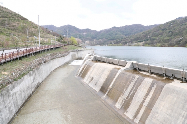 1급수의 수질과 농어촌 환경어메니티를 갖춘 삼기저수지의 통수 장면