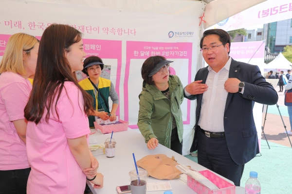 유방암 자가검진 부스에서 설명을 듣는 오세현 아산시장