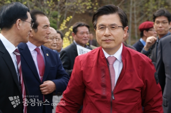 당직자들과 세종보로 걸어가는 황교안 대표