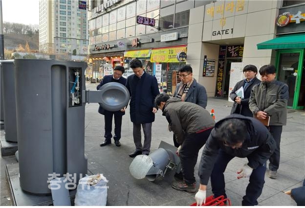 투입구 도어 교체장면