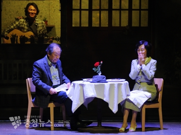 좌로부터 노신사 ‘김성칠’ 역 배우 신구, 꽃가게 주인 ‘임금님’ 역 배우 손숙