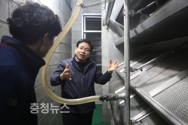 △ 18일 김민기 사장이 역사 환기실을 찾아 환기시스템을 점검하고 있다.