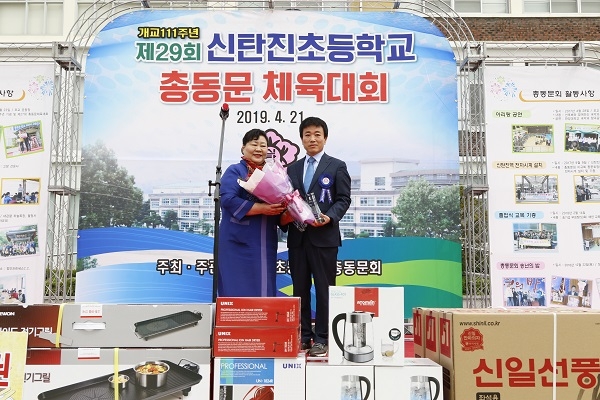 감사패 증정하는 이교복 신탄진 초등학교 총동문회장.