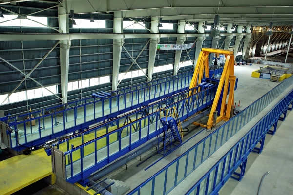 실내 수리모형 실험이 가능한 국제 융합수리시험센터 내부 전경.