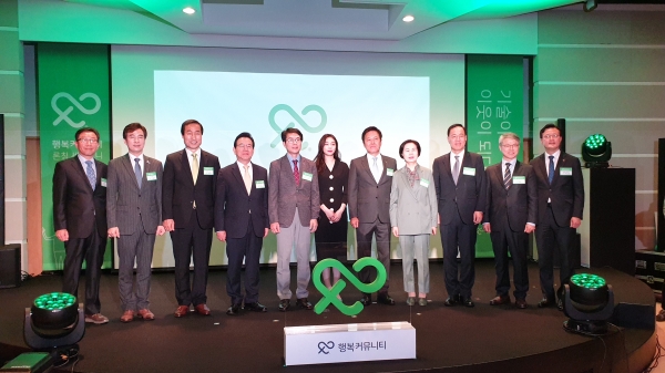 22일 서울 SKT 타워 4충 SUPEX HALL에서 김연아(올림픽 금메달리스트)와 박정호 SKT사장, 임진찬 서구 부구청장이 참석한 가운데 대전 서구-SKT 민·관 협력 협약식 모습