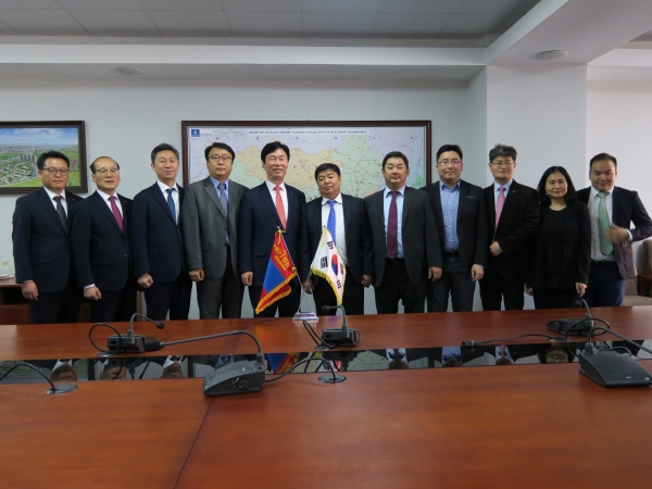 김상균 이사장(왼쪽에서 다섯번째)과 몽골철도공사 셍겔 볼트 사장(왼쪽에서 여섯번째) 이 업무 협약을 체결하고 협력체계를 구축해나갈 예정이다