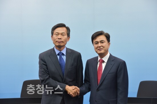 지난 20대 총선을 앞두고 토론회에 참석한 나소열 부지사와 김태흠 의원. / 조홍기 기자