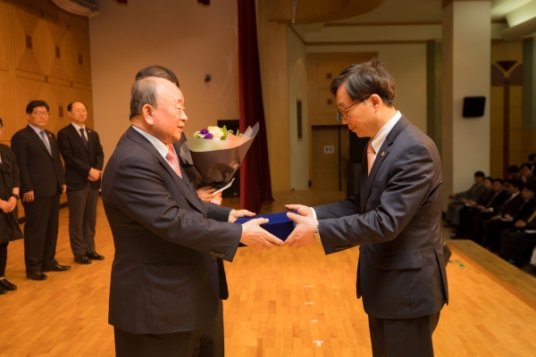 박성준 산업경영공학과 교수 외 15명이 20년 근속패, 김수현 스포츠건강관리학과 교수 외 30명이 10년 근속패를 각각 수여 받아