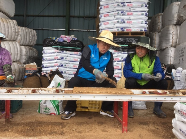 조두식 NH농협은행 충남본부장과 윤일근 농협 청양군지부장, 김종욱          화성농협조합장 등이 복사꽃 피는마을에서 가전제품 전달식과 모판작업            일손을 도왔다.