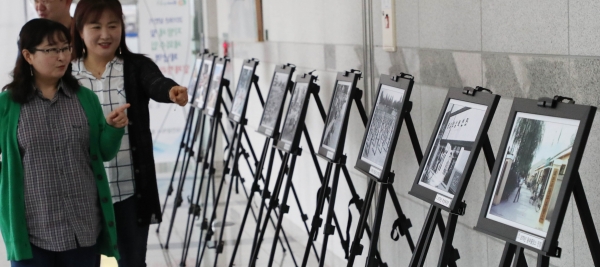 동구청 방문객들이 ‘사진으로 보는 그 시절 풍경’ 전시회 사진을 둘러보고 있다.