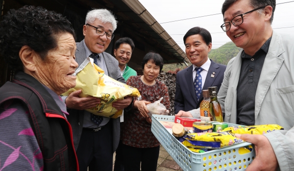 황인호 동구청장(오른쪽 두번째)이 거동 불편 어르신 세대를 방문하고 있다.